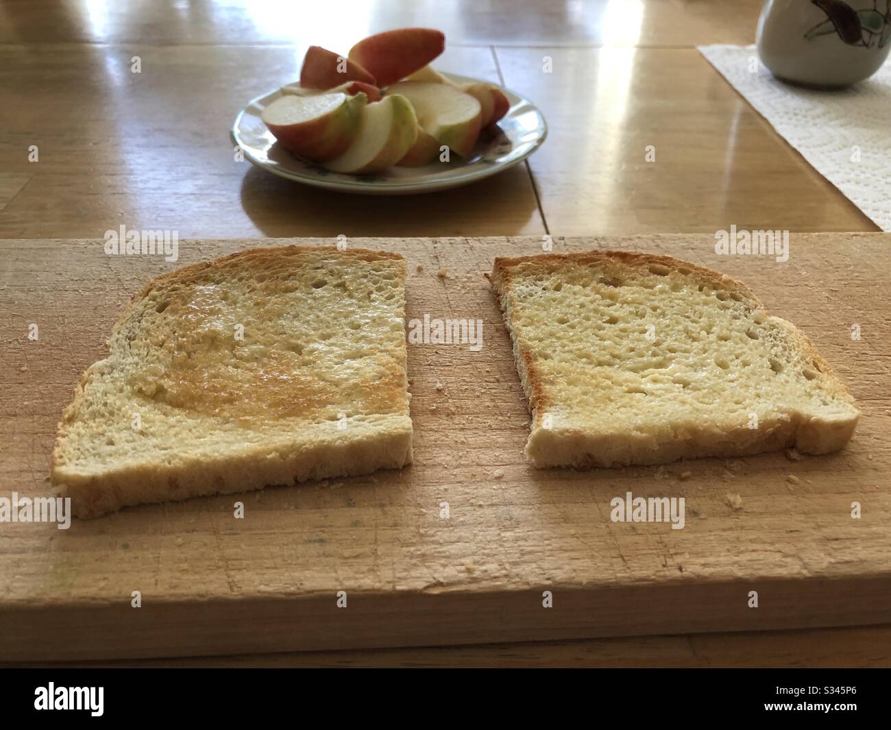 Ein einfacher Brunch mit Sauerteig-Toast und Apfelscheiben. - Smartphone-aufgenommenes Stockfoto