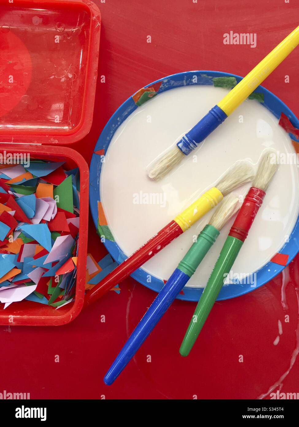 Toy für Kinder, Klebstoff mit Bürste auf Papier Stockfoto