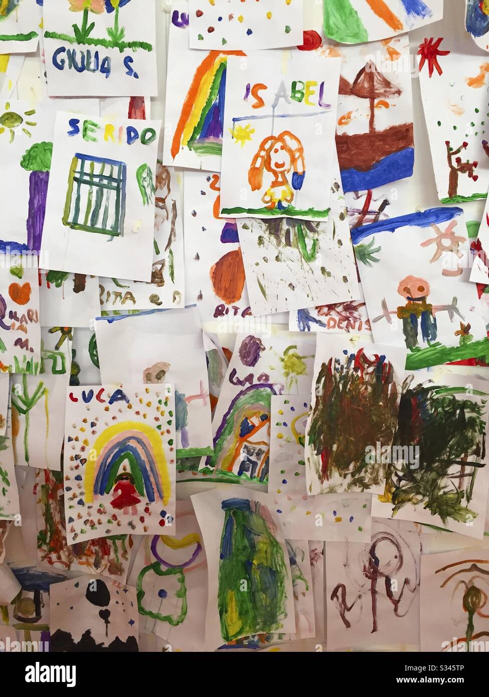 Bunte Kinderbilder an der Wand - Smartphone-aufgenommenes Stockfoto