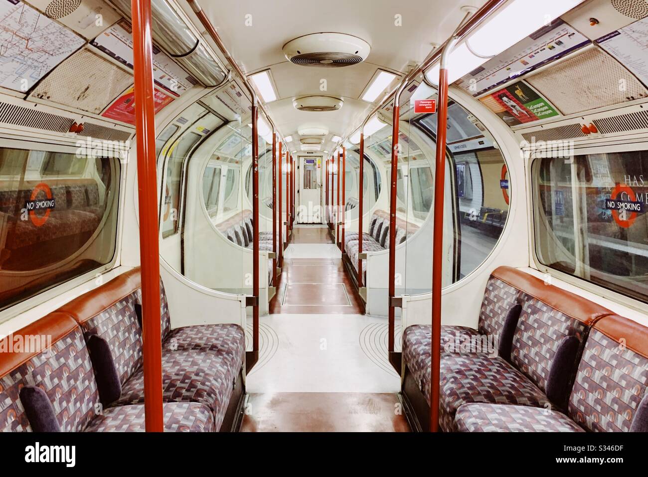 Ein eingelassener U-Bahn-Zug in London auf Höhe der Coronavirus/Covid19-Pandemie. Stockfoto