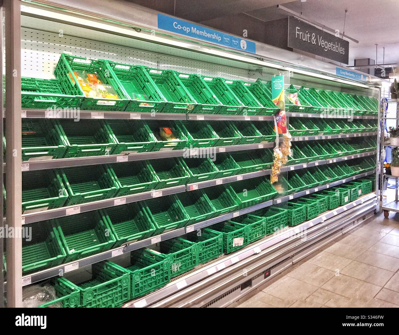 Leere Supermarktregale. - Smartphone-aufgenommenes Stockfoto