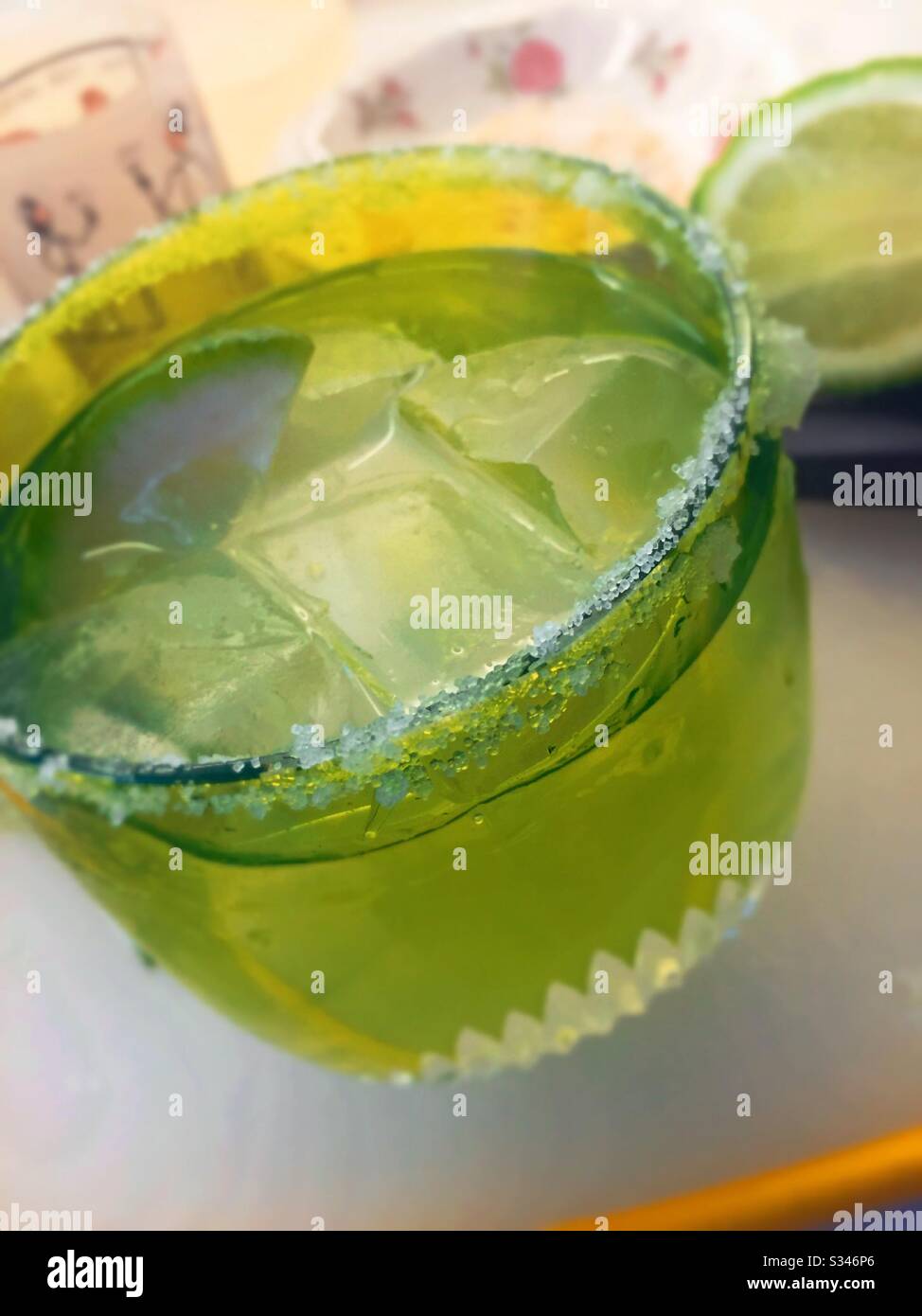 Nahaufnahme eines margarita-cocktails auf den Felsen in einem umrandeten Kristallglas auf einer Wohnküche Schneidebrett, USA Stockfoto