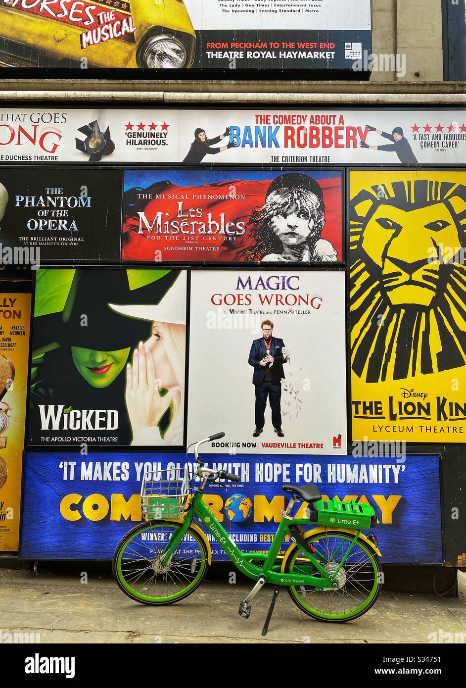 Plakate für Theaterprodukte sind Bilder in Londons West End. Theatralische Produktionen sind aufgrund des COVID-19-Ausbruchs am 17. März 2020 gestoppt worden Stockfoto