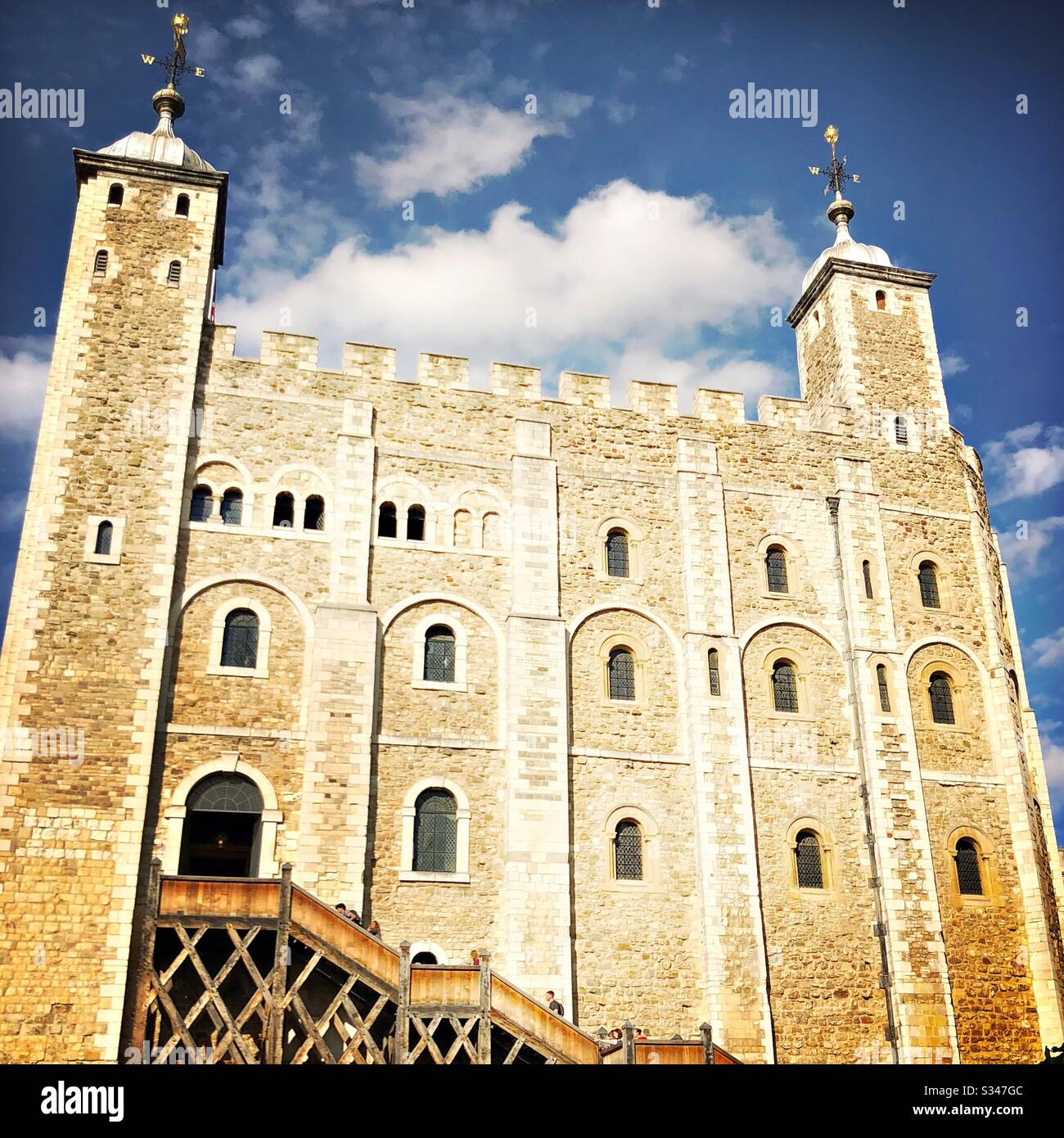 Hauptfassade des White Tower Keep mit dem Tower of London. Königliche Burg und Festung innerhalb der Tower Hamlets. UNESCO-Weltkulturerbe. Stockfoto