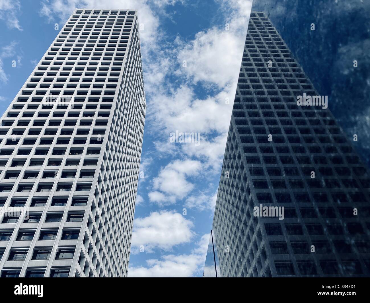 LOS ANGELES, CA, FEBRUAR 2020: Gebäude der Union Bank mit Reflexion über die nahe gelegene Wand aus dunklem Marmor und trübem Himmel im Hintergrund, Downtown Financial District Stockfoto