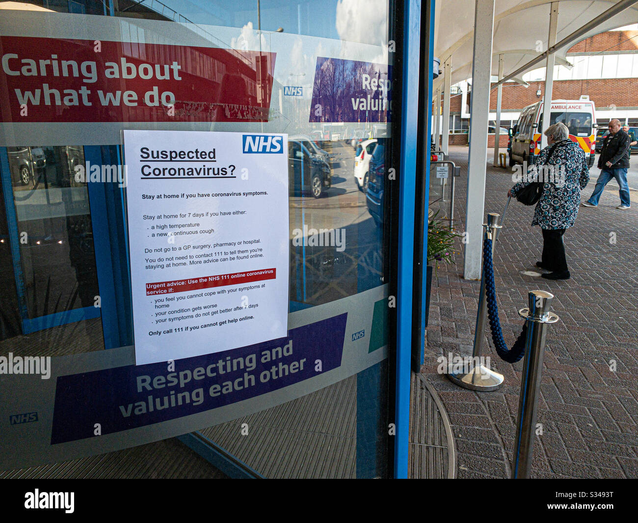 Warnschild für Coronavirus außerhalb des YORK District Hospital, Großbritannien - Smartphone-aufgenommenes Stockfoto