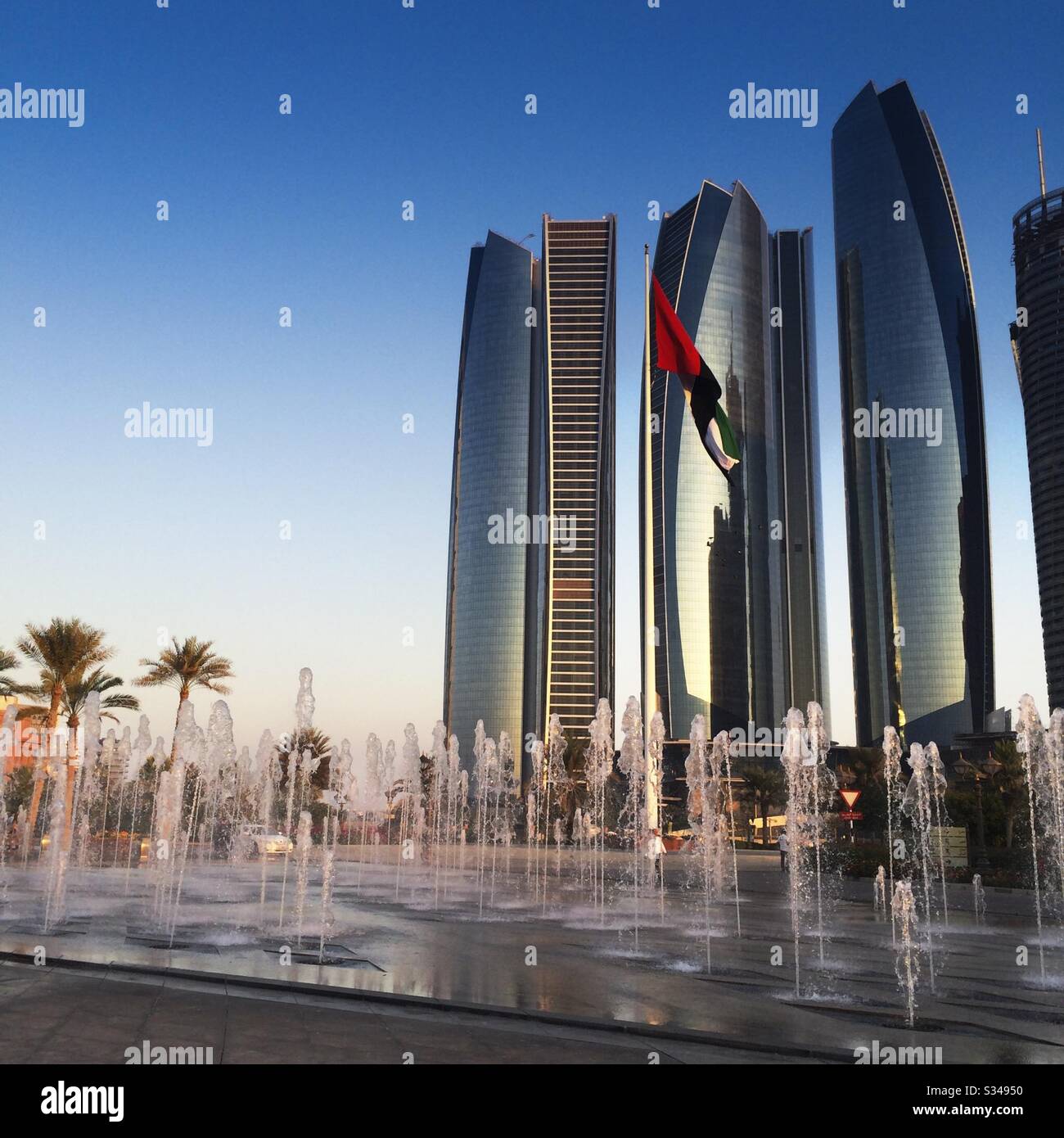 Vereinigte Arabische Emirate, Abu Dhabi, Skyscraper - Smartphone-aufgenommenes Stockfoto