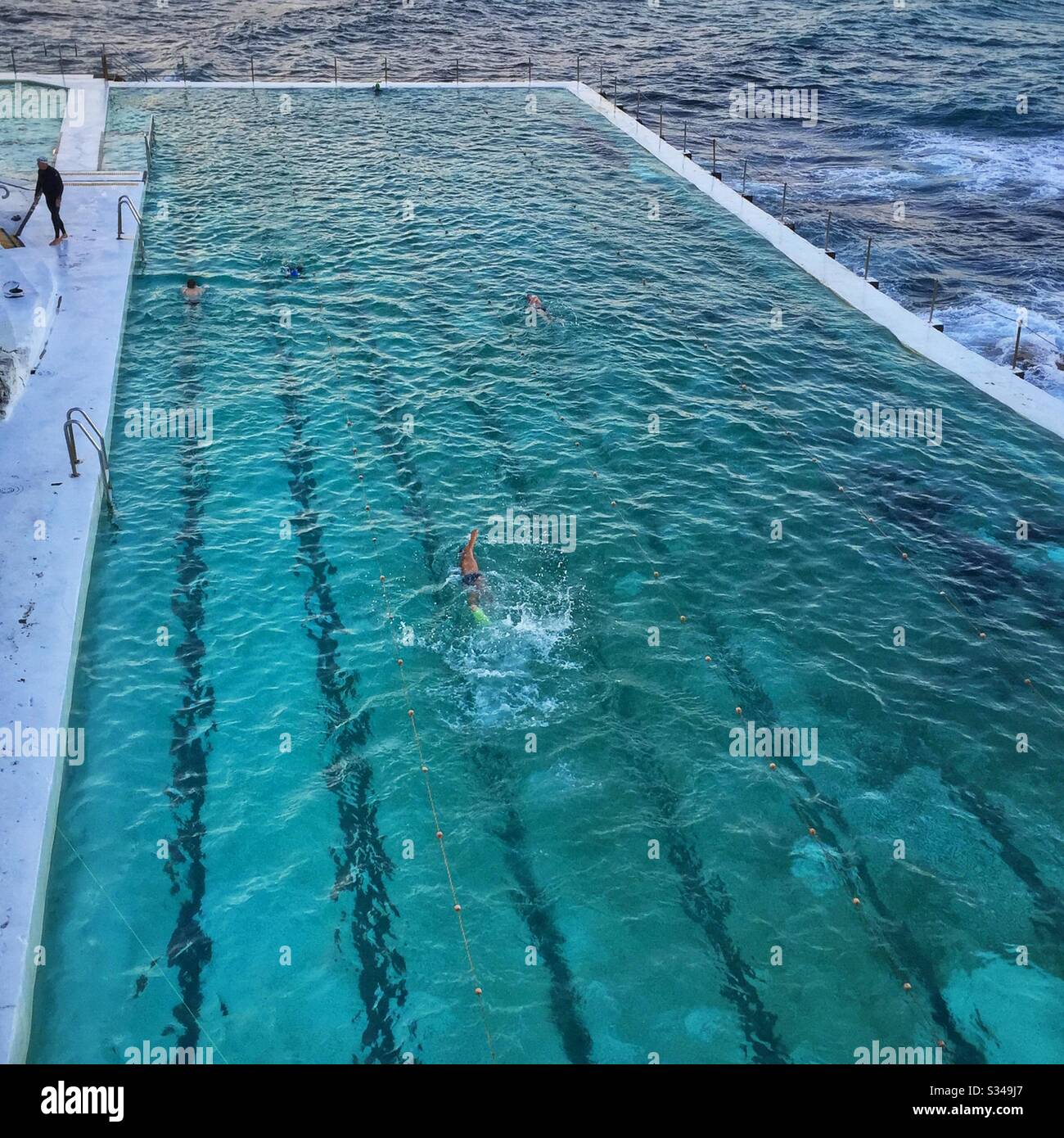 Bondi Baths, das tidale Meerwasser-Schwimmbecken im Bondi Icebergs Schwimmclub am südlichen Ende von Bondi Beach, Sydney, NSW, Australien Stockfoto
