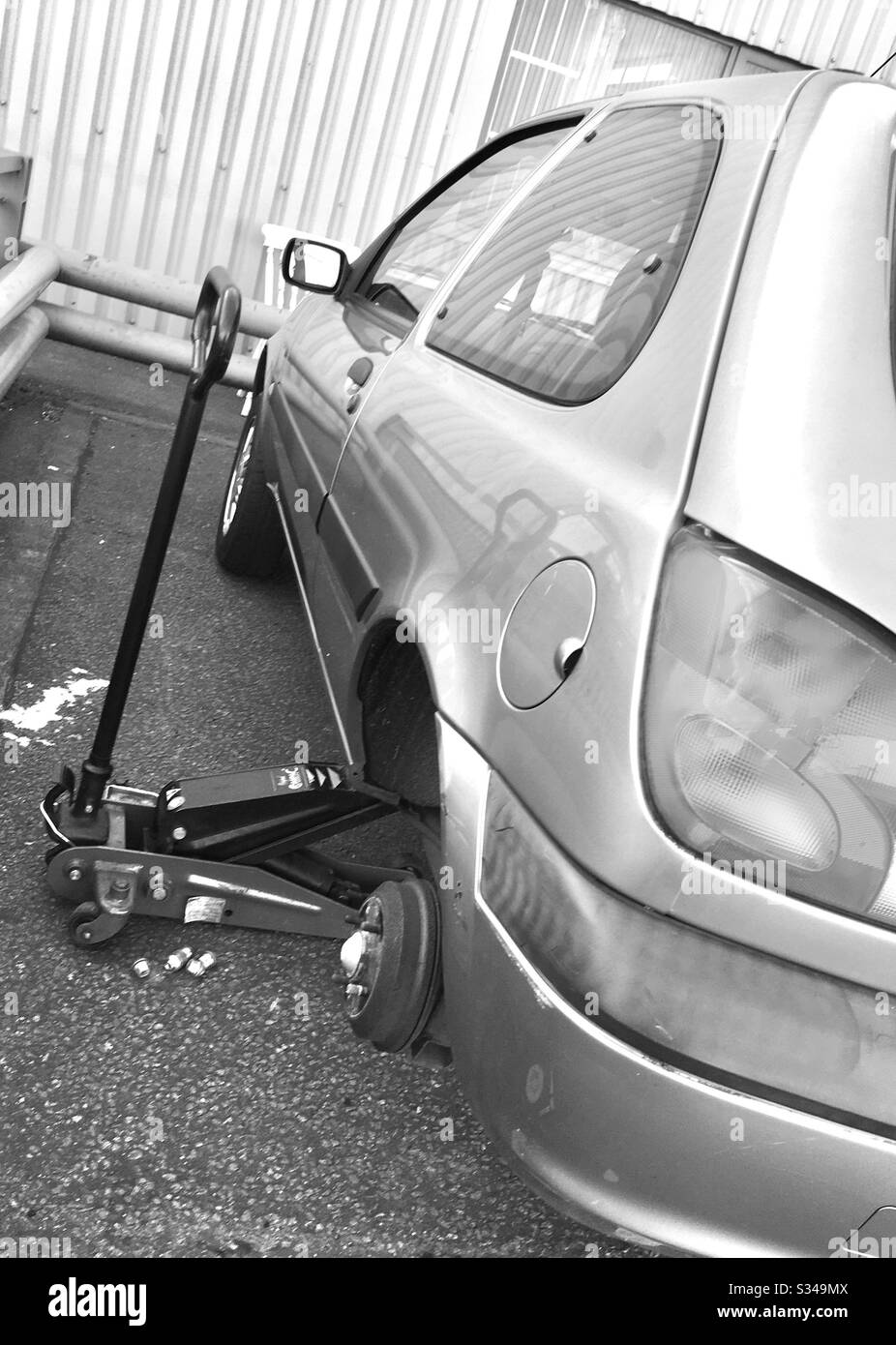 Auto auf Jack in der Garage Stockfoto
