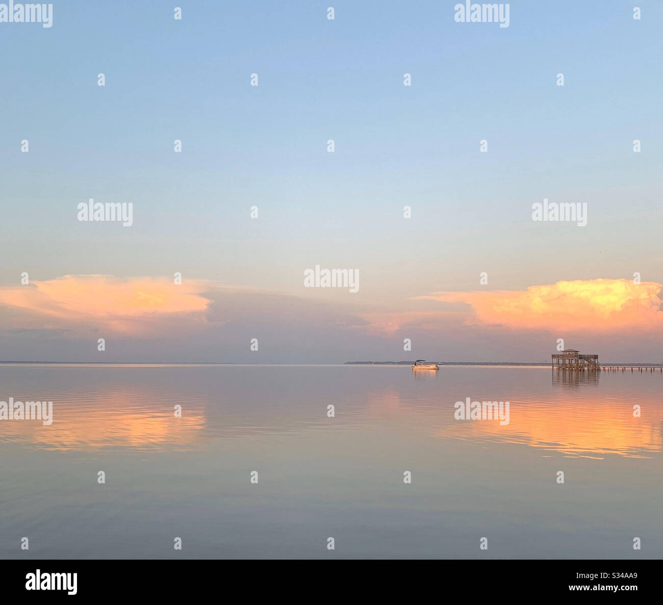 Wunderschöner Sonnenuntergang über der Choctawhatchee Bay mit farbenfrohem Himmel und Lichtreflexionen auf das Wasser Stockfoto