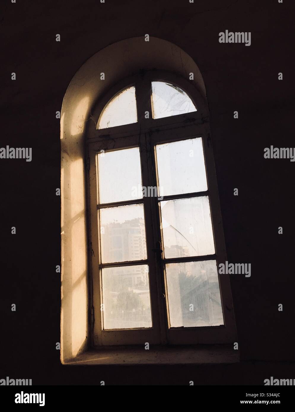 Altes Haus zerbrochenes Fenster. Stockfoto