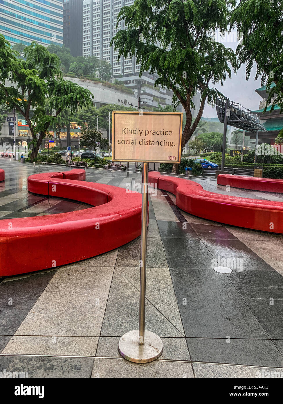 Eines der Highend-Einkaufszentren in Singapur hat eine Beschilderung in ihrem öffentlichen Bereich platziert, um die Gönner daran zu erinnern, soziale Distanzierung zu praktizieren, eine der präventiven Maßnahmen, die die Verbreitung von COVID-19 eindämmen soll. Stockfoto
