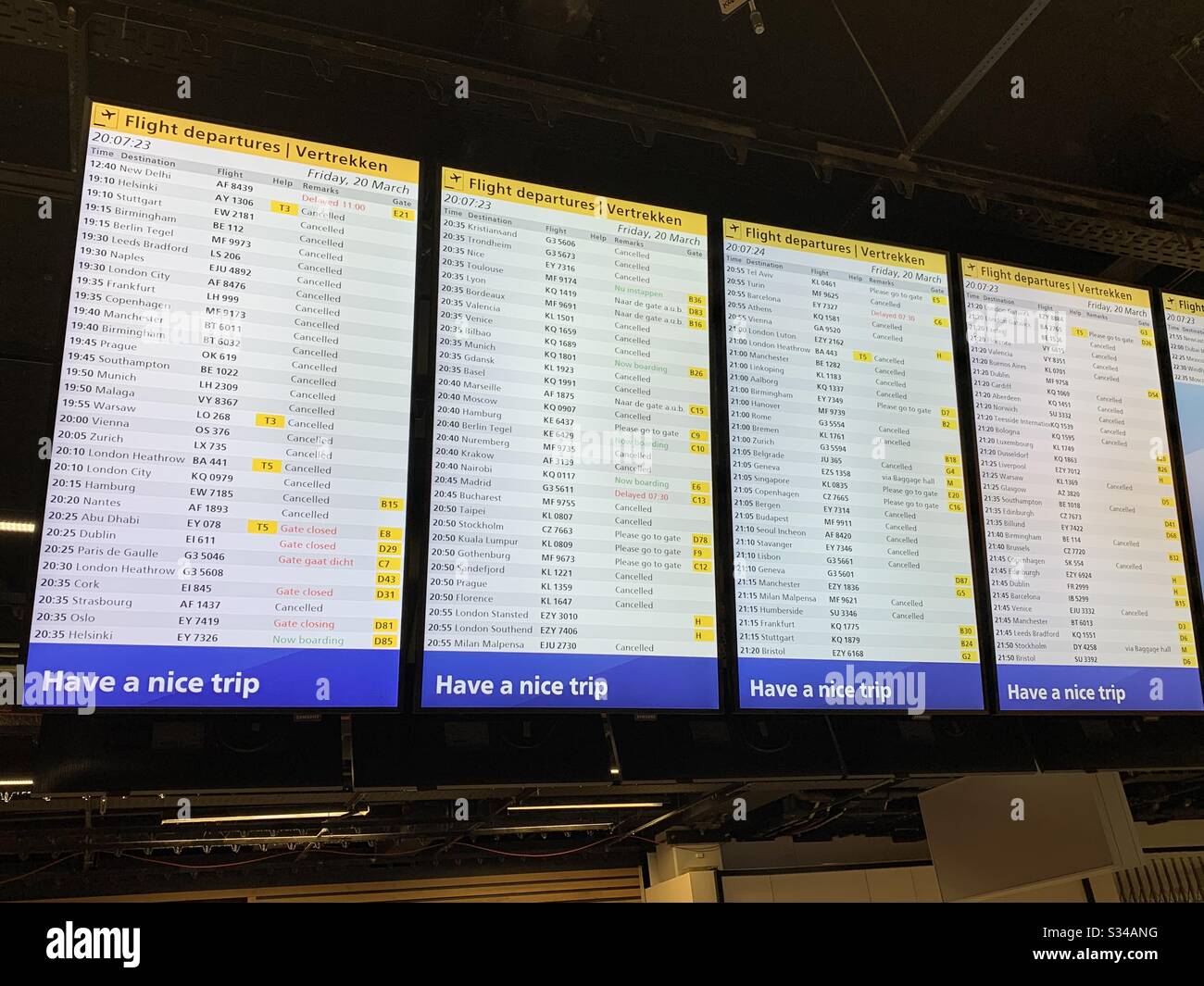 Mehrfache Stornierungen am Flughafen Amsterdam Schiphol in der Nähe von Reiseverboten für Coronavirus Stockfoto