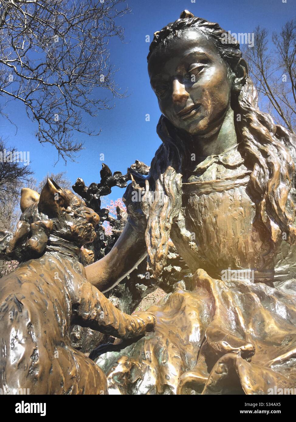 Nahaufnahme der Alice in Wonderland Skulptur im Central Park während des frühen Frühlings, NYC, USA - Smartphone-aufgenommenes Stockfoto