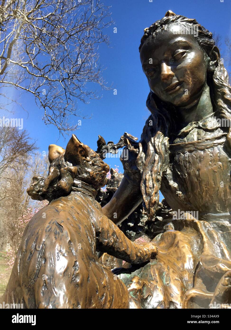 Nahaufnahme der Alice in Wonderland Statue im Central Park im Frühjahr, NYC, USA - Smartphone-aufgenommenes Stockfoto