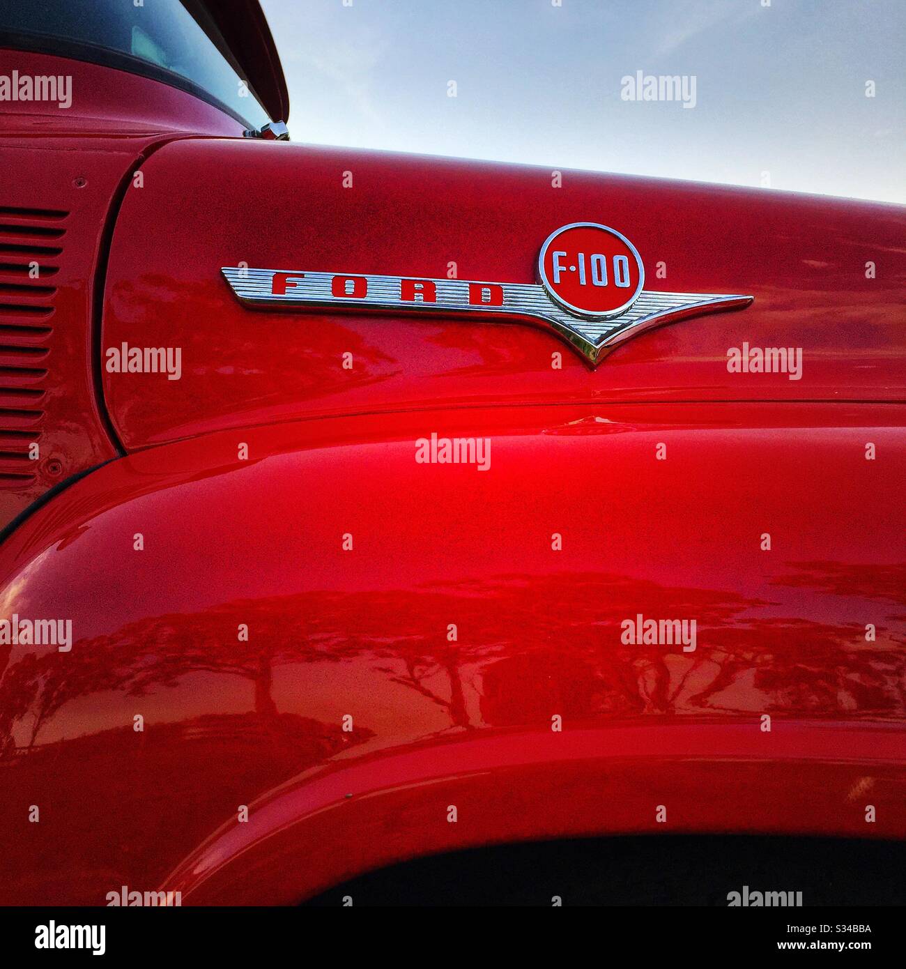 Badge-Detail eines restaurierten V8 Ford F-100 Pickup-Trucks der zweiten Generation von 1956 mit Ford-O-Matic Getriebe - Smartphone-aufgenommenes Stockfoto