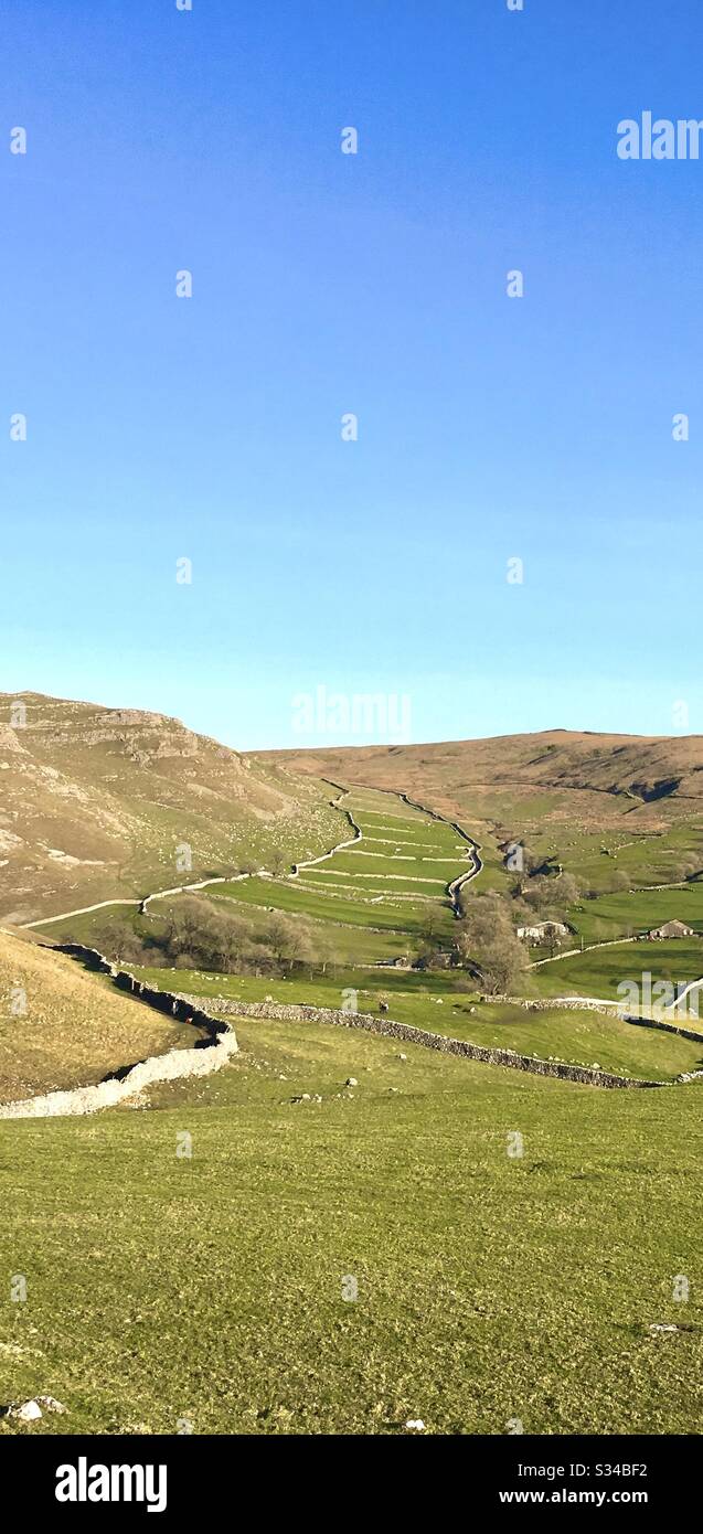 Steinmauern auf dem Feld Stockfoto