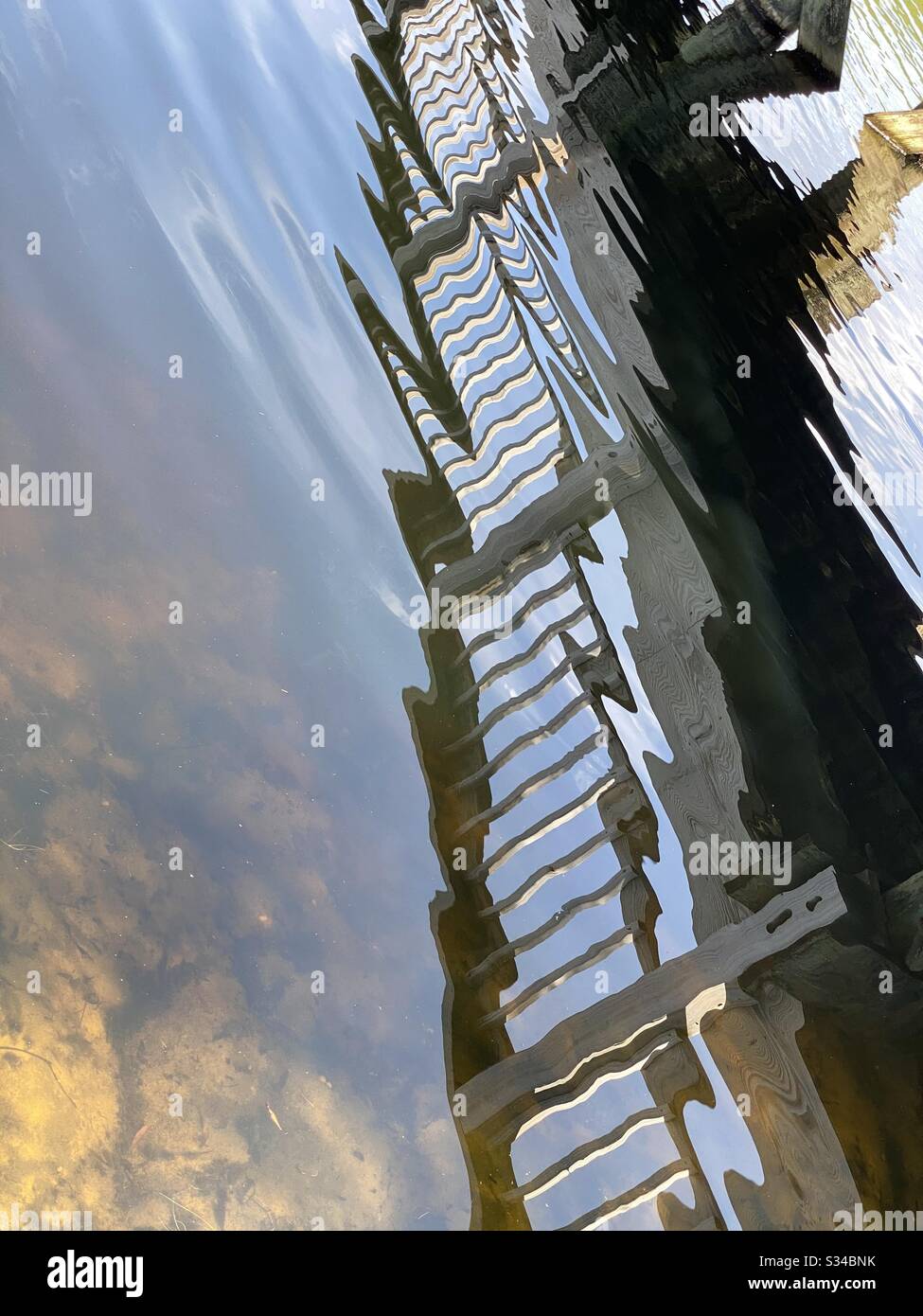 Zusammenfassung der Reflexionen einer Brücke auf das Wasser Stockfoto