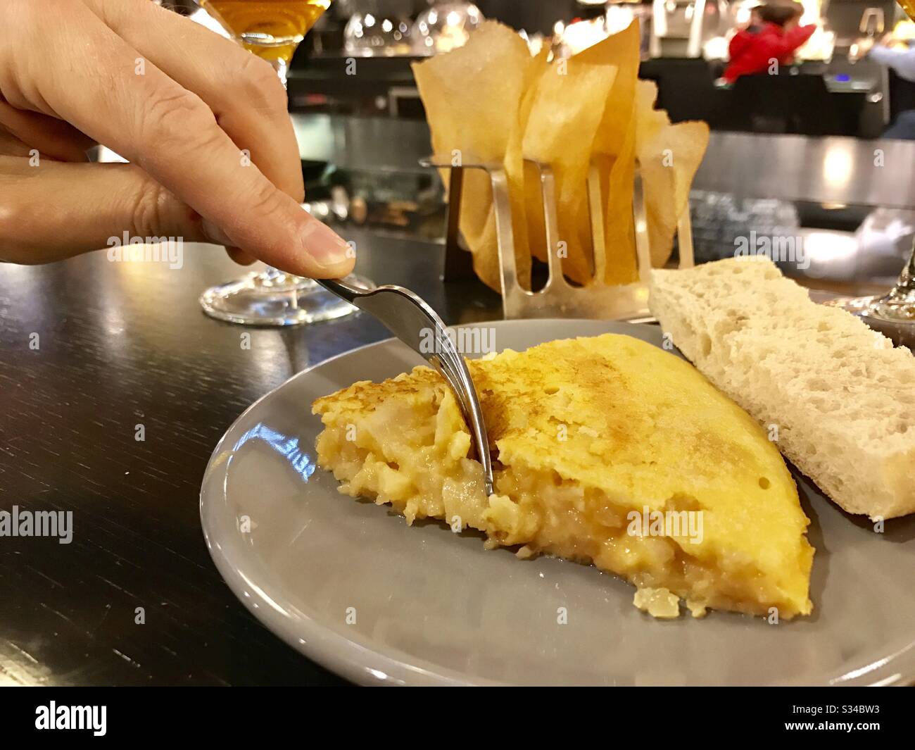 Essen Sie spanisches Omelett. - Smartphone-aufgenommenes Stockfoto
