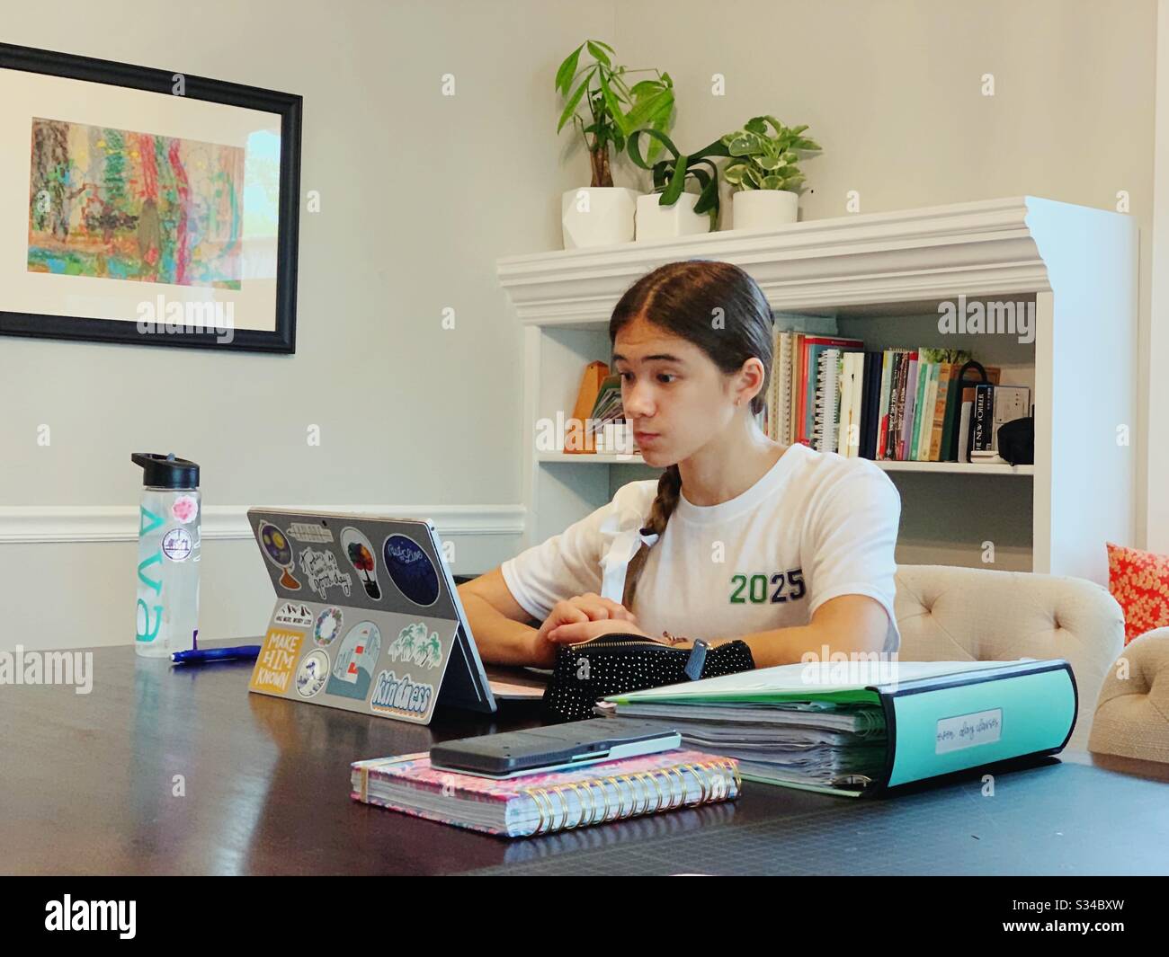 Teenager-Mädchen sitzt während des Fernunterrichtes auf ihrem Laptop. Stockfoto