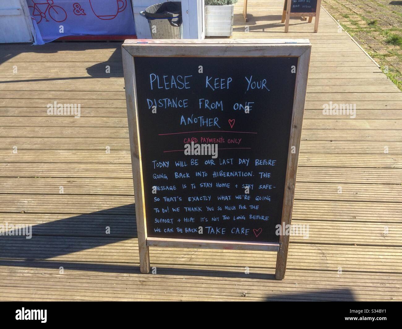 Bitte Halten Sie Abstand Stockfoto