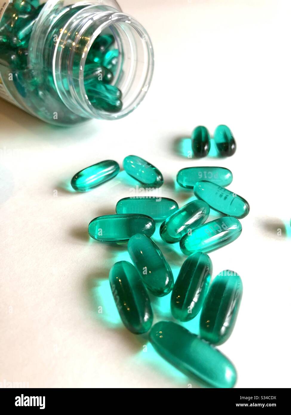 Ibuprofen Gelkappen auf weißem Hintergrund - Smartphone-aufgenommenes Stockfoto