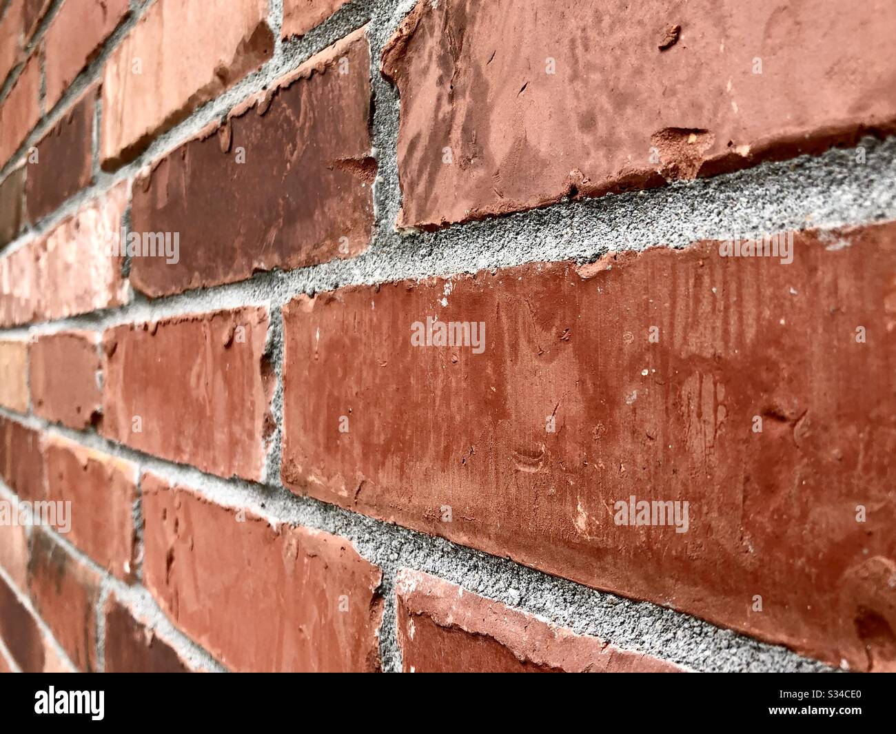Abgewinkelte Ansicht einer roten Ziegelwand - Smartphone-aufgenommenes Stockfoto