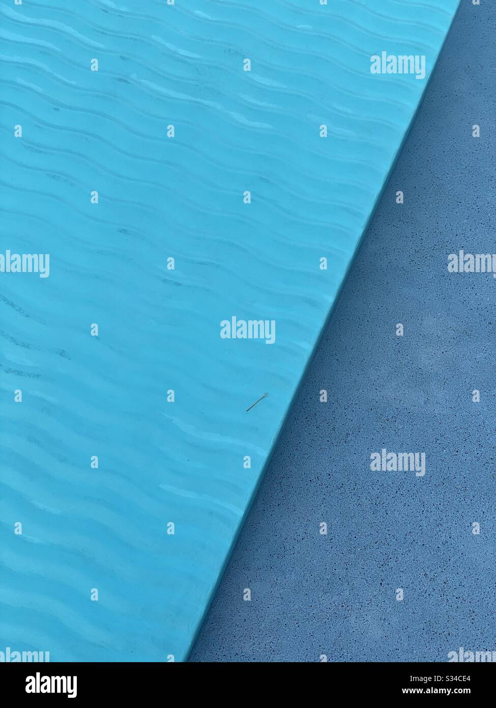 Abstrakter Hintergrund eines Schwimmers und Poolwassers Stockfoto
