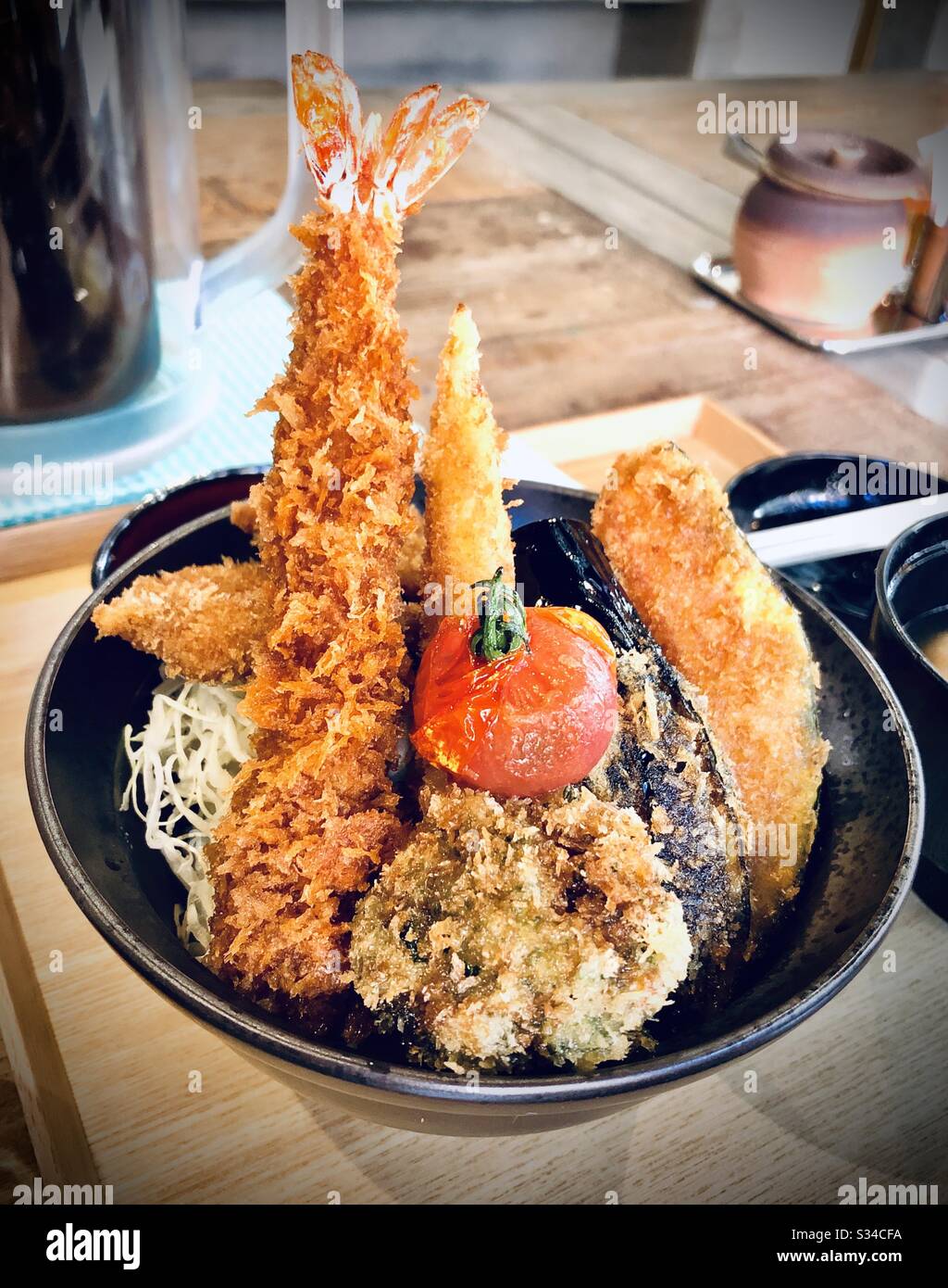 Sehne, Reisschüssel mit Tempura i. Japan Stockfoto