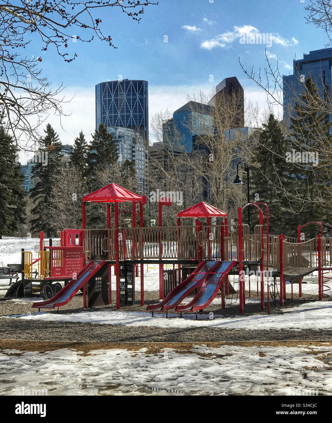 Der menschenleere Spielplatz im Prince's Island Park, Calgary, Alberta, Kanada, nachdem die Stadt alle Spielplätze schließt, um die Ausbreitung von Covid-19 zu verhindern Stockfoto