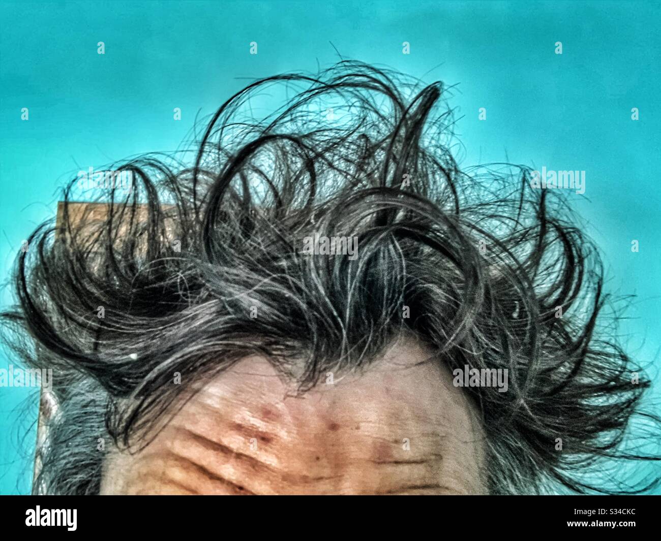 Dicht am unordentlichen haarigen Mann - Smartphone-aufgenommenes Stockfoto