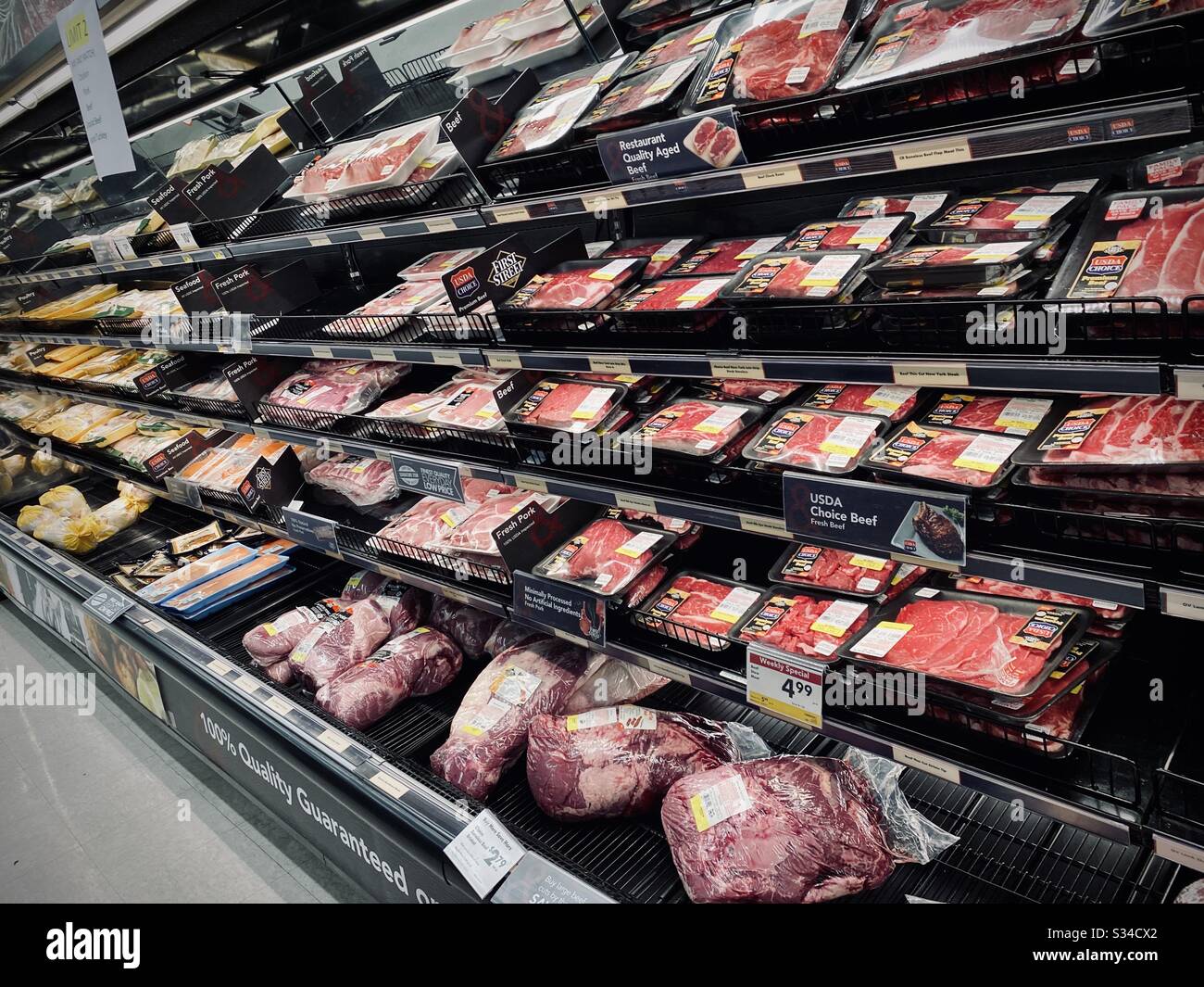 LOS ANGELES, CA, MAR 2020: Regale mit frischem Fleisch im gekühlten Abschnitt von Smart & Final Supermarket, Downtown Stockfoto