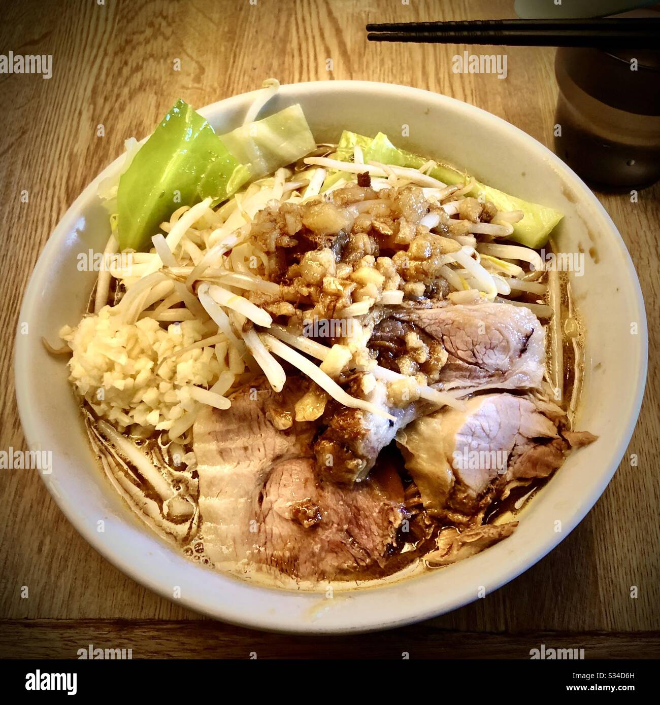 Authentische Schweinsrammen mit Sojasprossen und Knoblauch, Japan - Smartphone-aufgenommenes Stockfoto