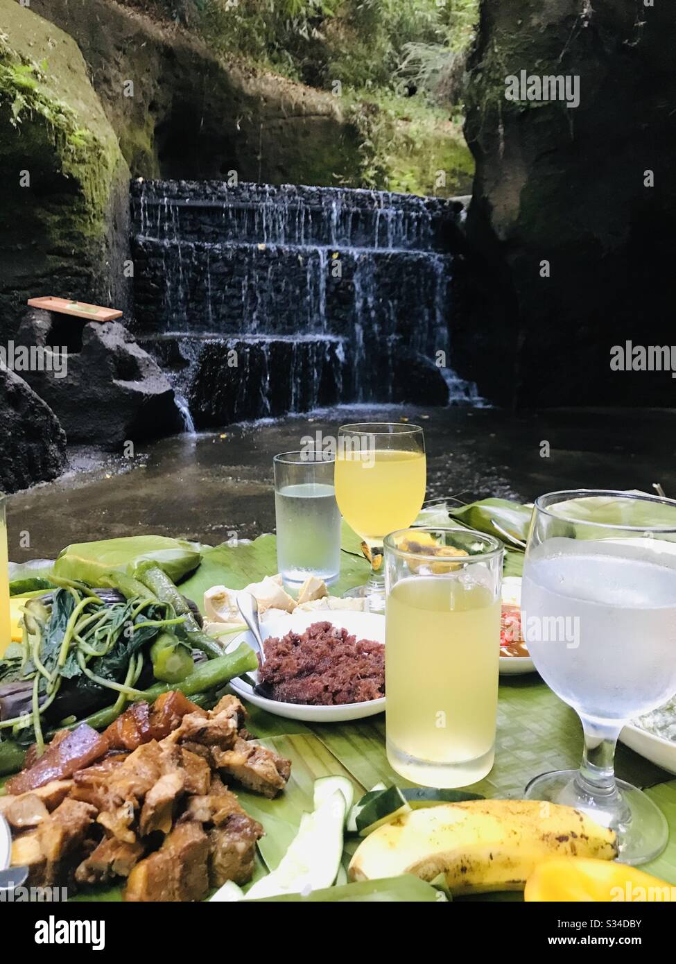 Magische kulinarische Erlebnisse in einem natürlichen Quellfluss im Sonya's Garden, Philippinen. Philippinische Küche im besten Bereich. Stockfoto