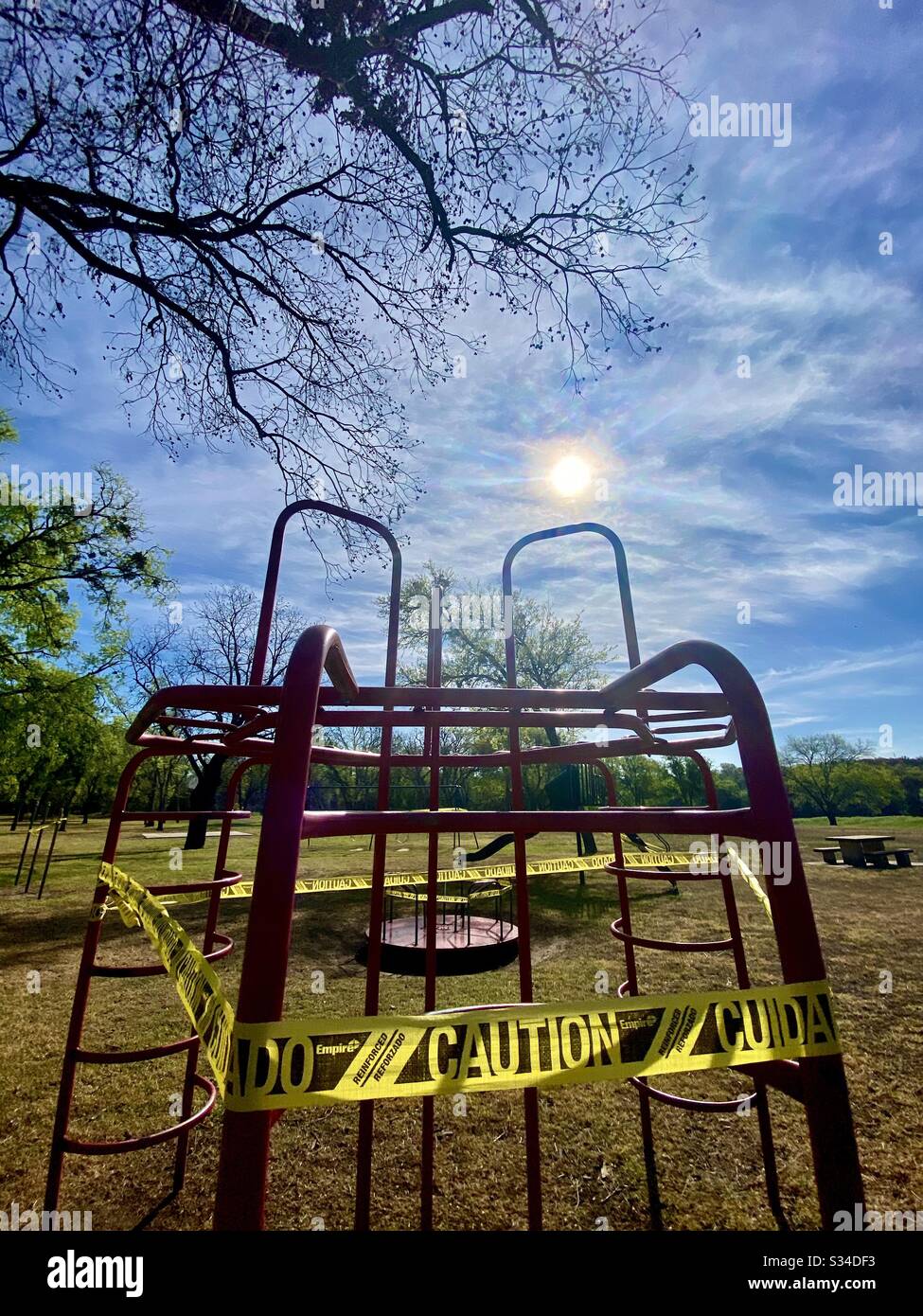 Ein leerer Spielplatz in Texas ist in den Bemühungen, die Menschenansammeln während der Corona-Virus-Pandemie zu reduzieren, abgedonnert. Stockfoto