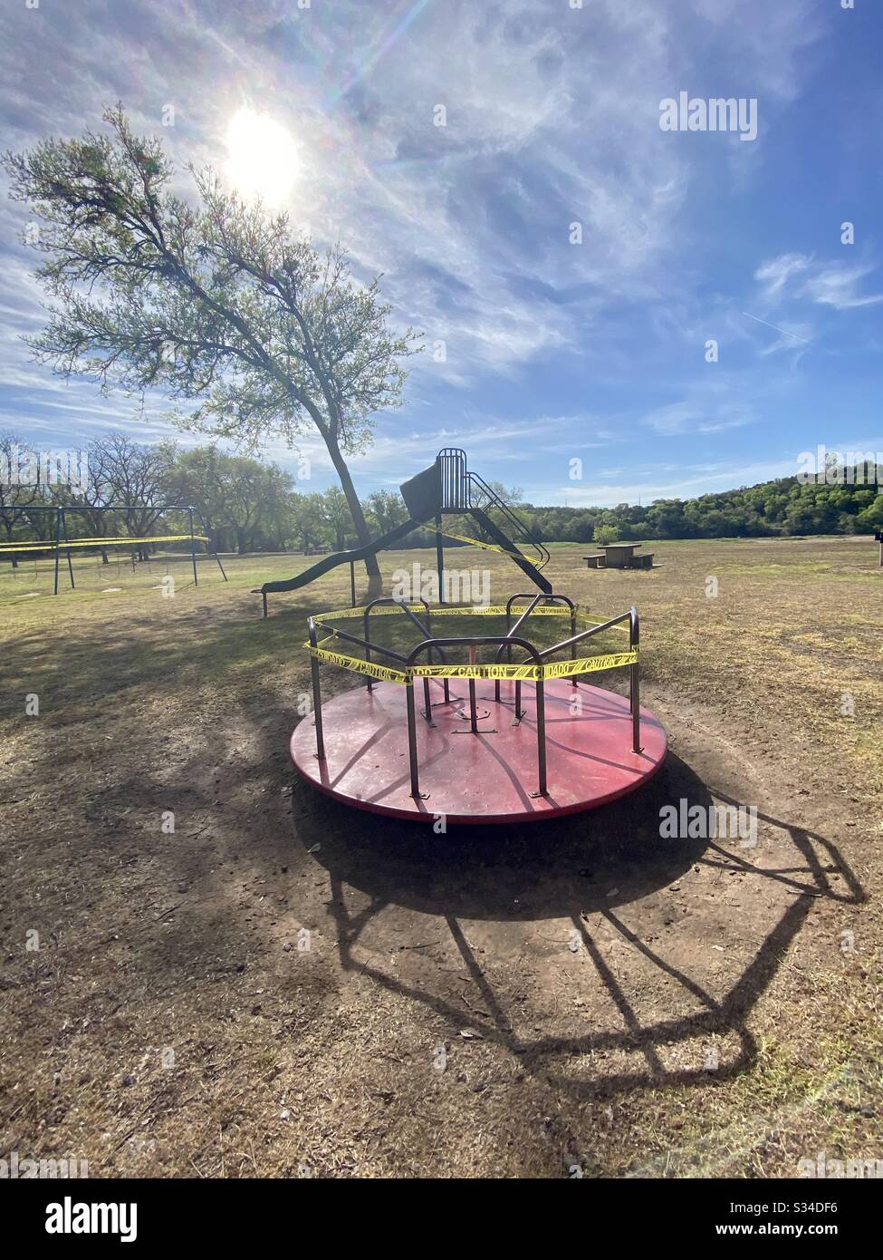 Ein leerer Spielplatz in Texas ist in den Bemühungen, die Menschen während der Corona-Virus-Pandemie zu sammeln und soziale Distanzierungen zu fördern, abgedonnert. Stockfoto