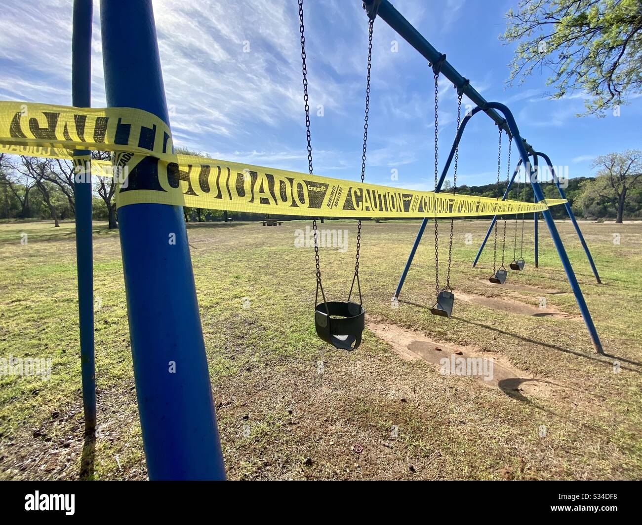 Ein leerer Spielplatz in Texas ist in den Bemühungen, die Menschen während der Corona-Virus-Pandemie zu sammeln und soziale Distanzierungen zu fördern, abgedonnert. Stockfoto