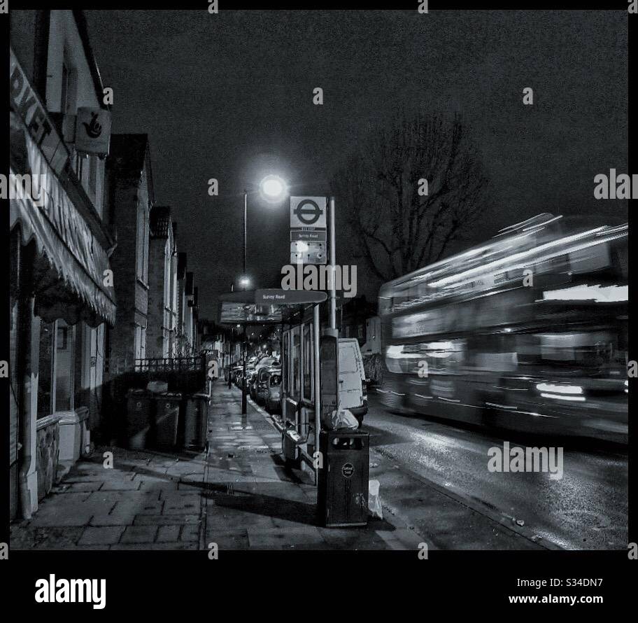 Leere Straße in der Nacht in Peckham. - Smartphone-aufgenommenes Stockfoto