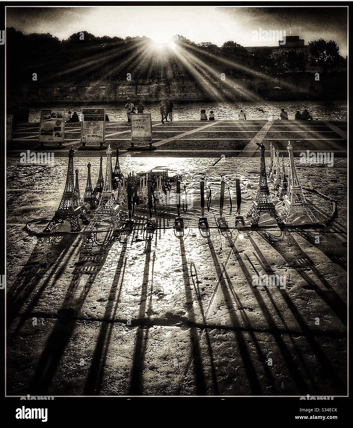 Der Eiffelturm liegt an der seine in Paris, Frankreich. - Smartphone-aufgenommenes Stockfoto