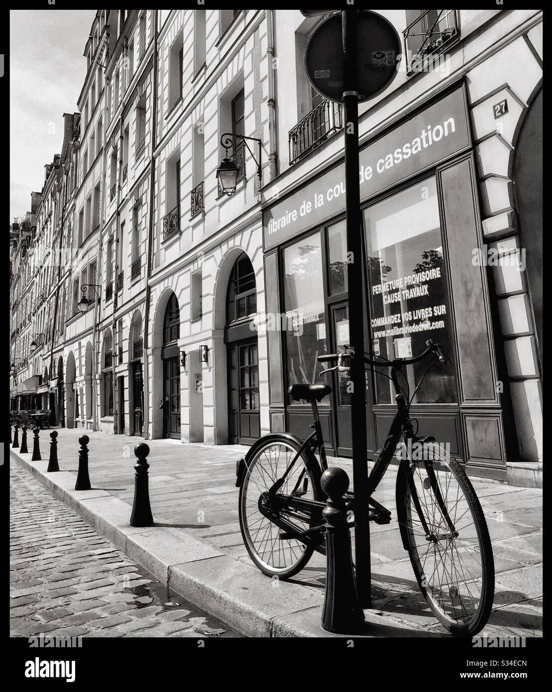 Leere Pariser Straße. - Smartphone-aufgenommenes Stockfoto