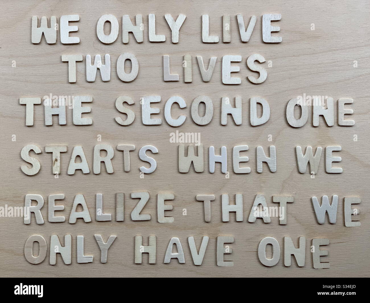 Wir leben nur zwei Leben, das zweite beginnt, wenn wir erkennen, dass wir nur ein Leben haben Stockfoto