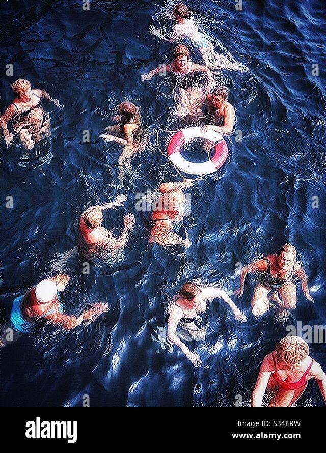 Reife Schwimmer an der Amalfiküste. - Smartphone-aufgenommenes Stockfoto