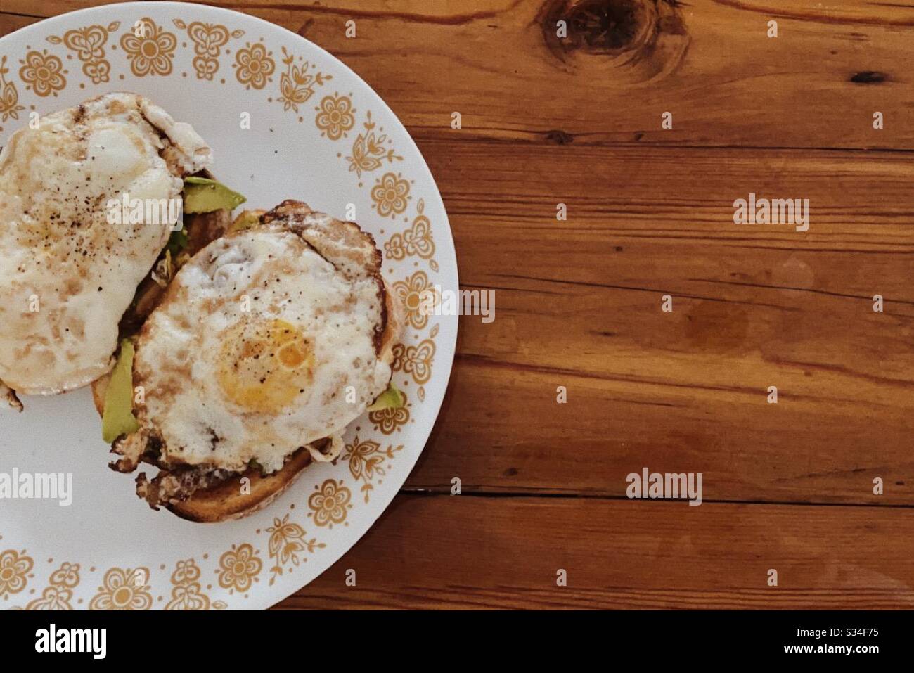 Avocado Toast und Eier zum Frühstück. Stockfoto