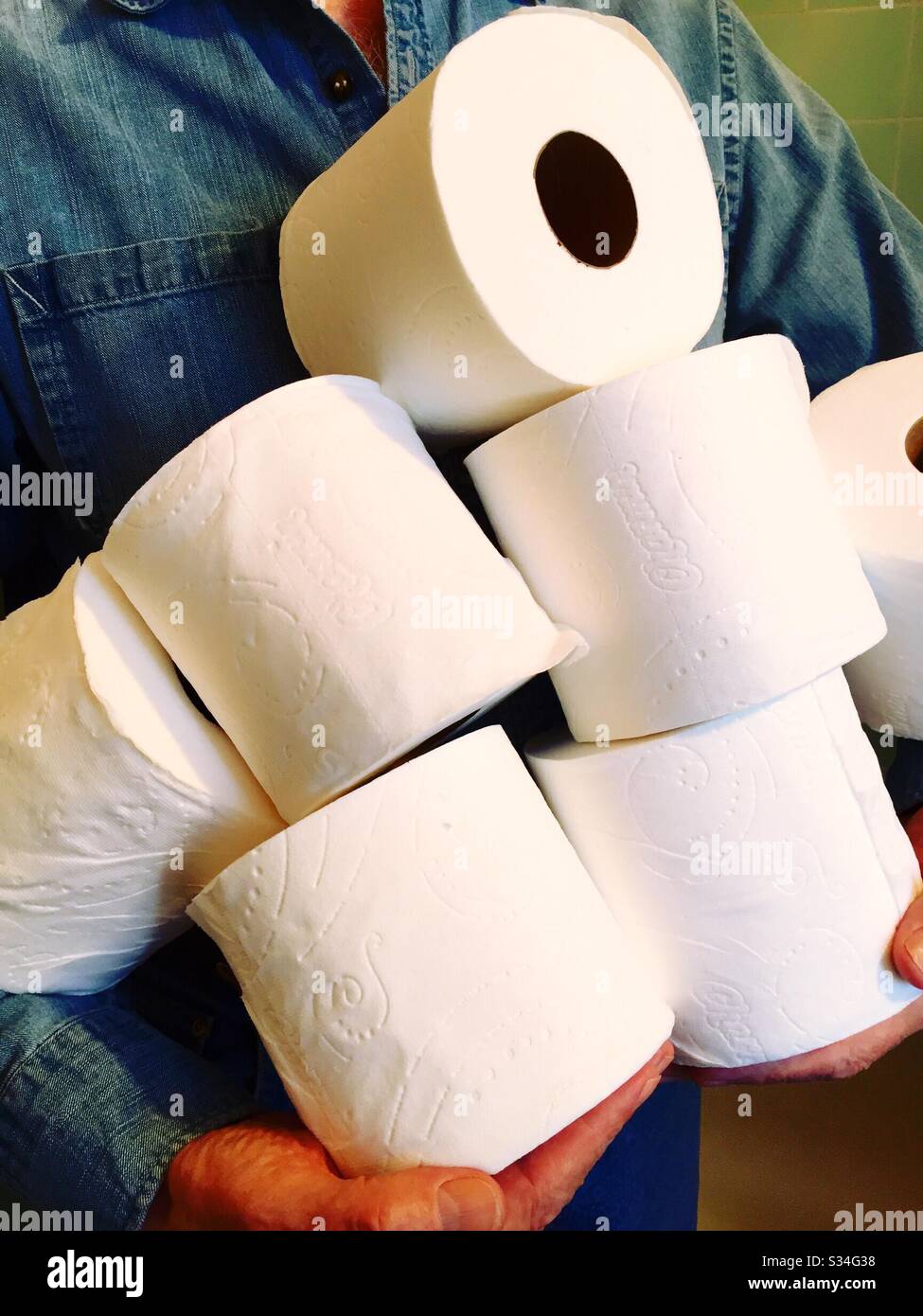 Toilettenpapierrollen, die während des Covid-19-Ausbruchs im März 2020, USA, von einem Mann gehobelt wurden Stockfoto