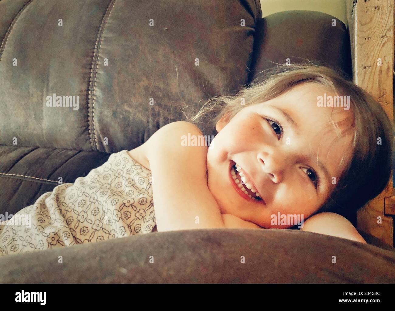 Lächelndes, glückliches 4-jähriges Mädchen Stockfoto