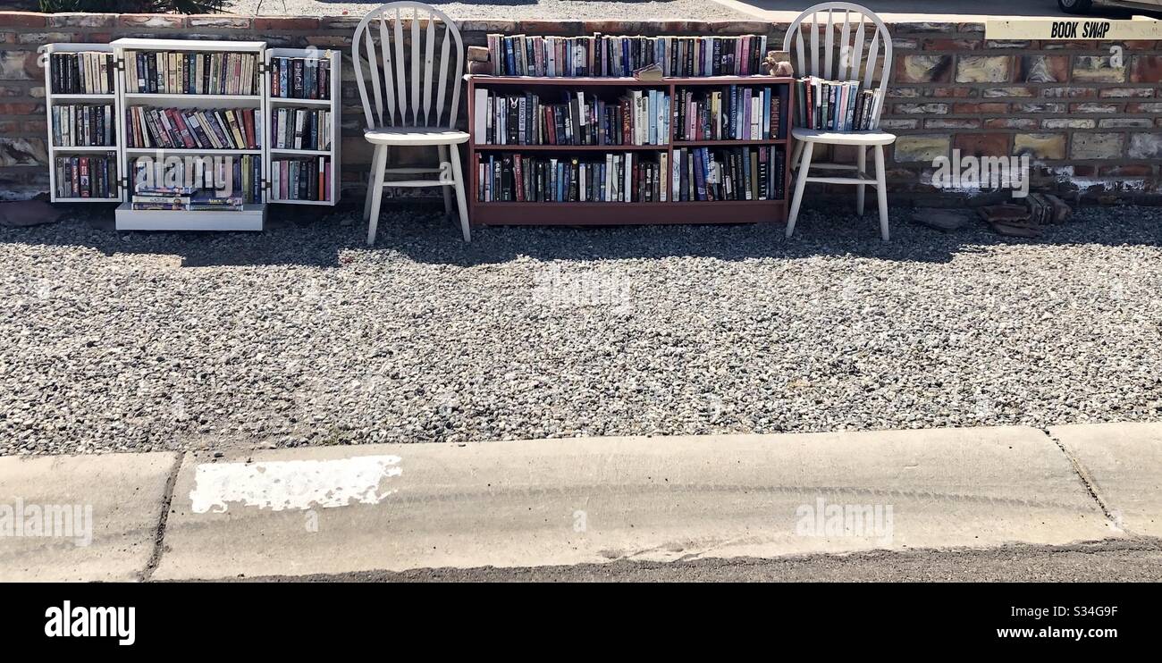 Recycling, Bücher, Büchertausch, außerhalb, Büchertaschen, Stühle, Backstein-Wand-Hintergrund, in der Nähe von Straße, Kopierraum, YumaAZ Stockfoto
