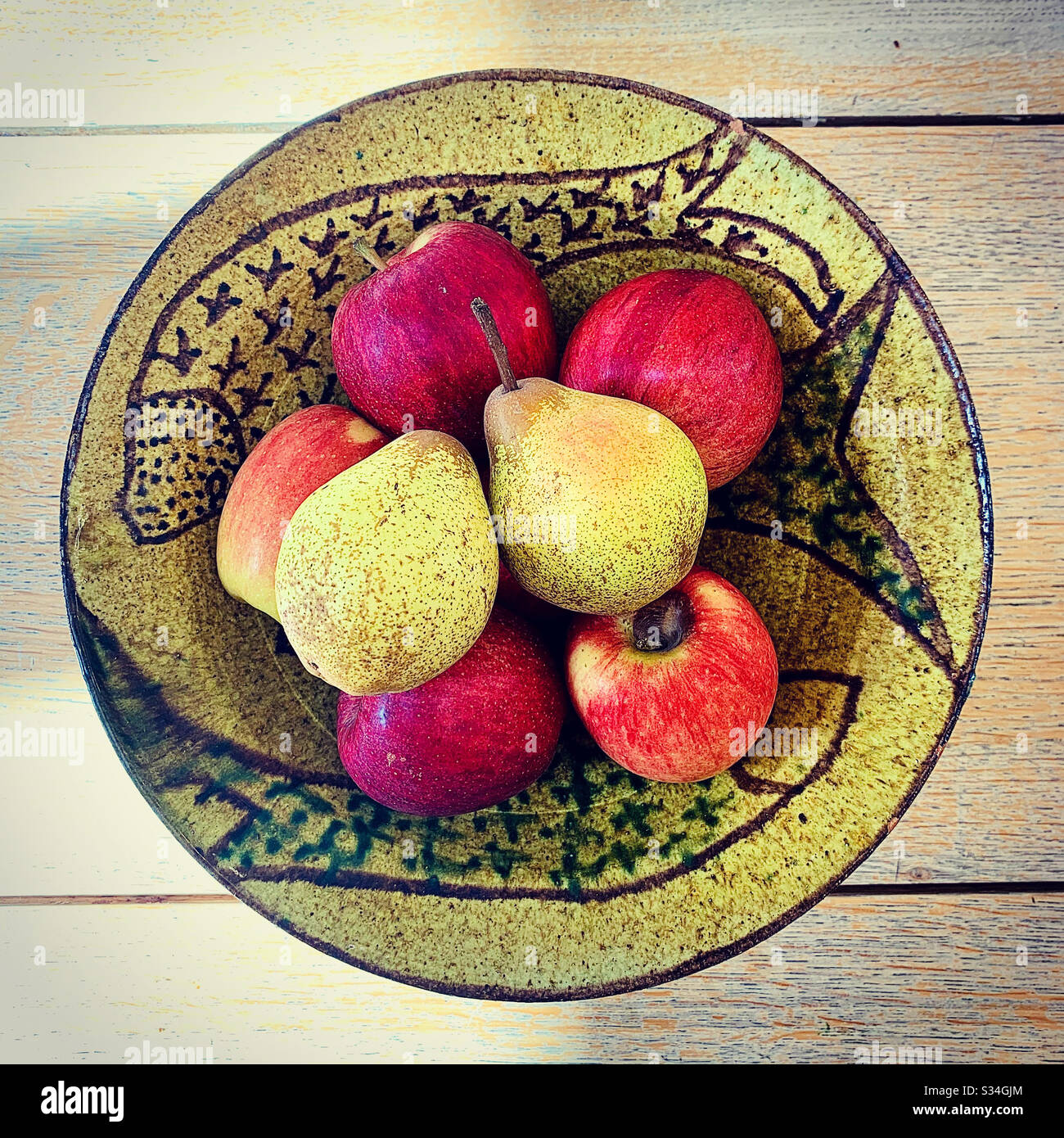 Schale mit Äpfeln und Birnen Stockfoto
