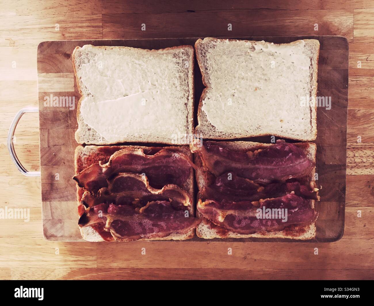 Bacon Sandwiches zubereiten Stockfoto