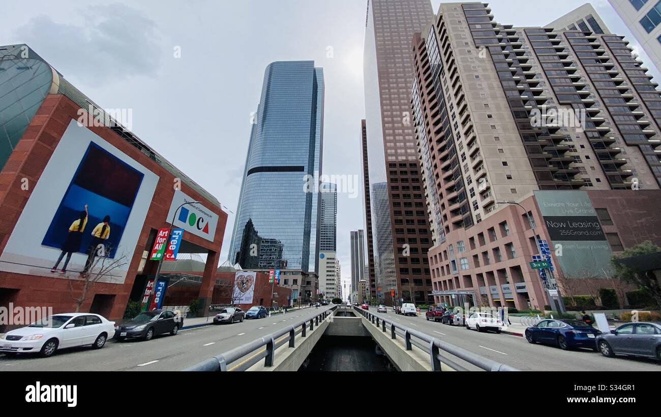 LOS ANGELES, CA, MAR 2020: Innenstadt, Blick nach Süden auf S Grand Ave vom Museum of Contemporary Art in Richtung Wolkenkratzer im Financial District und California Plaza - Smartphone-aufgenommenes Stockfoto