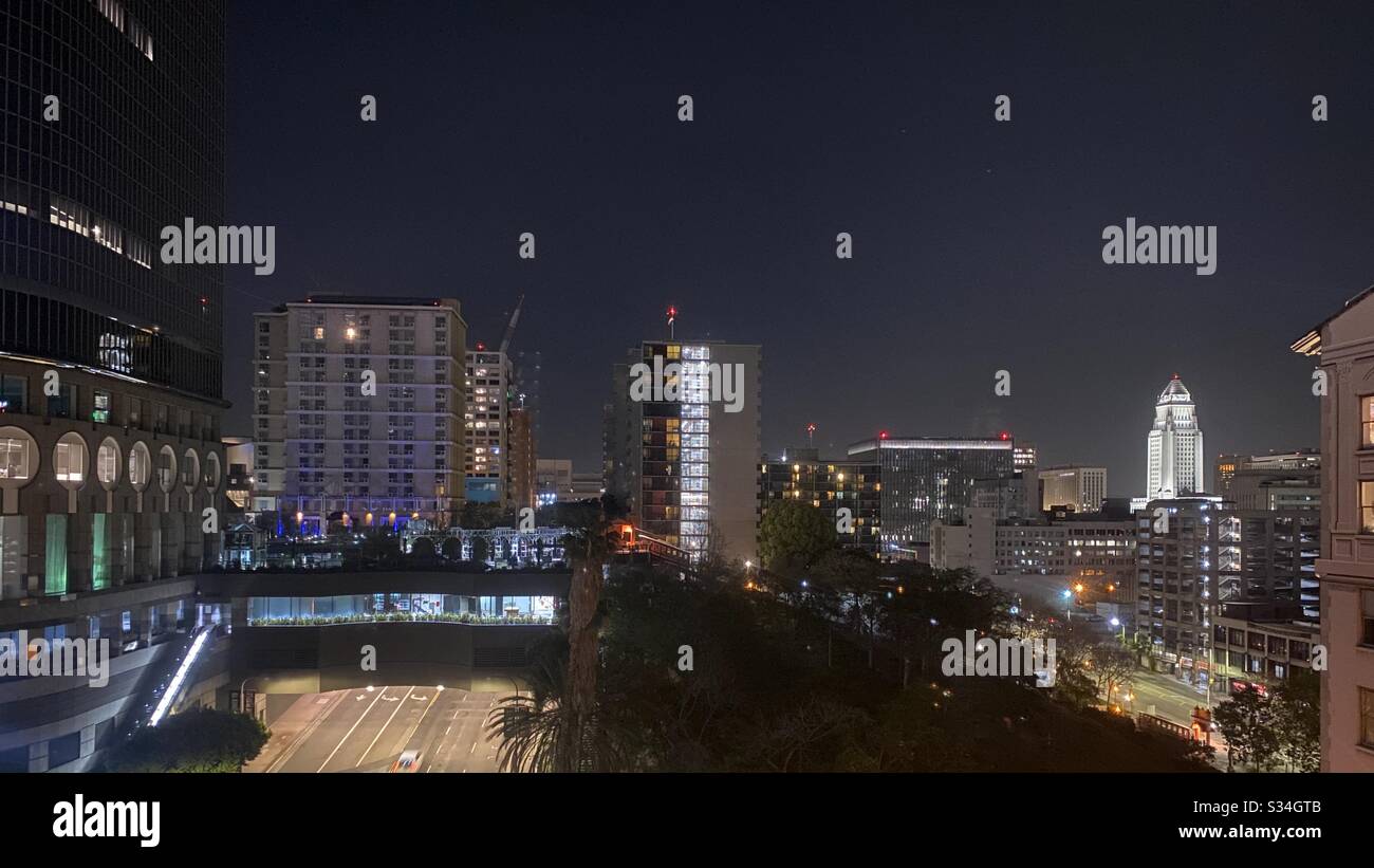 LOS ANGELES, CA, MAR 2020: Innenstadt, Nachtansicht über den Bunker Hill in Richtung Civic Center und City Hall, mit California Plaza Wolkenkratzer, Büros und Apartments auf der linken Seite des Rahmens Stockfoto
